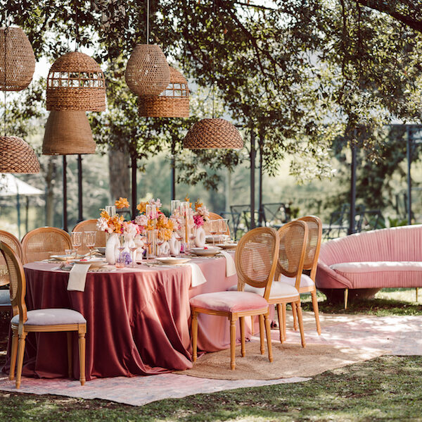 Ricevimento matrimonio in villa vicino Roma con tavolo decorato e atmosfera accogliente