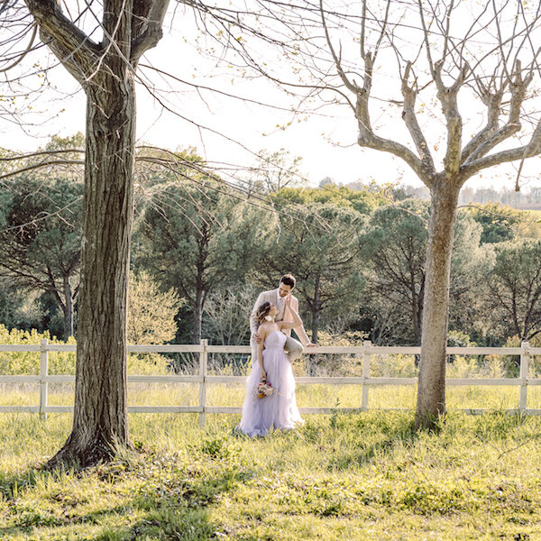 Sposi in una villa per matrimoni vicino Roma immersa nella natura con giardino elegante